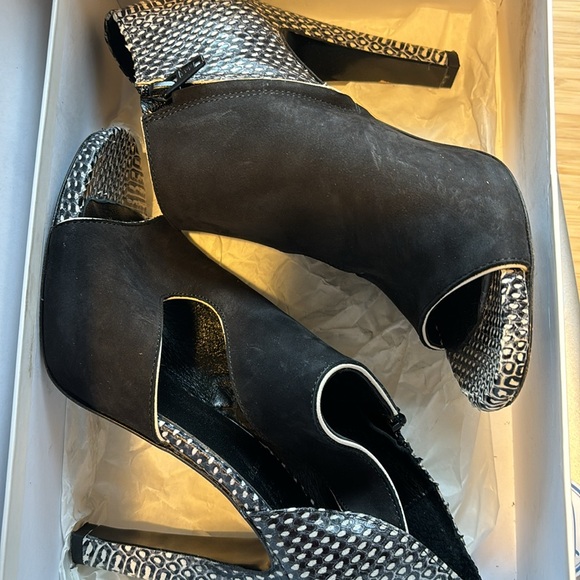 Italian Made Snakeskin and Suede Heels Originally $550+ - Picture 7 of 7